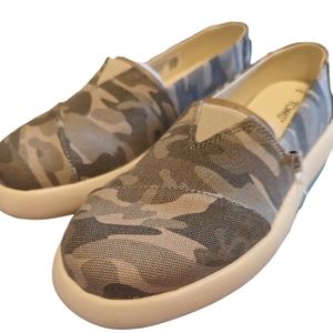 NWT and box Tom's Alpargata mallow Taupe Grey Forrest Camo print size 5.5